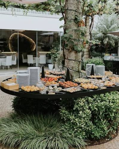 Buffet ao ar livre entre a folhagem