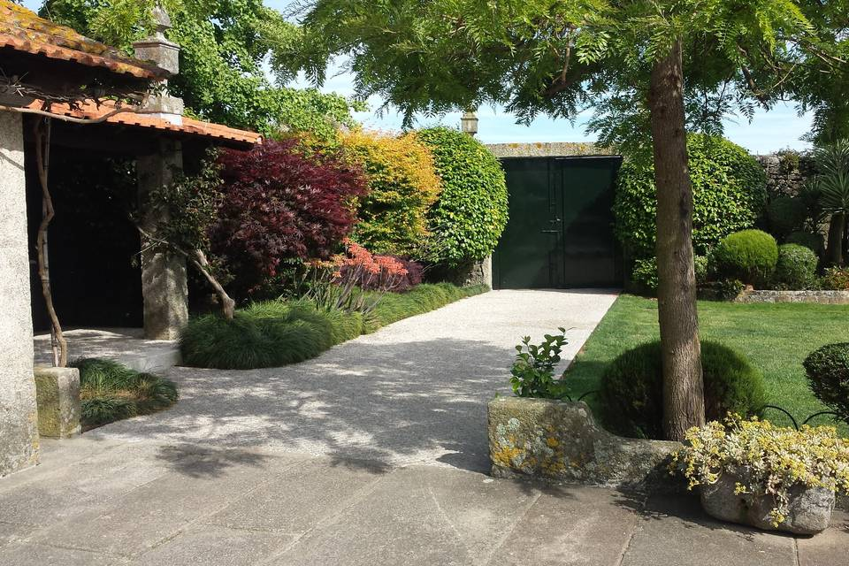 Jardins da Quinta ao sol, com maple japonês, alfazemas e pátio de granito