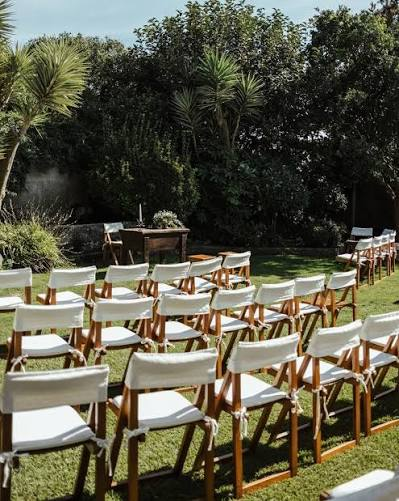 Cerimónia ao ar livre — cadeiras dispostas no jardim